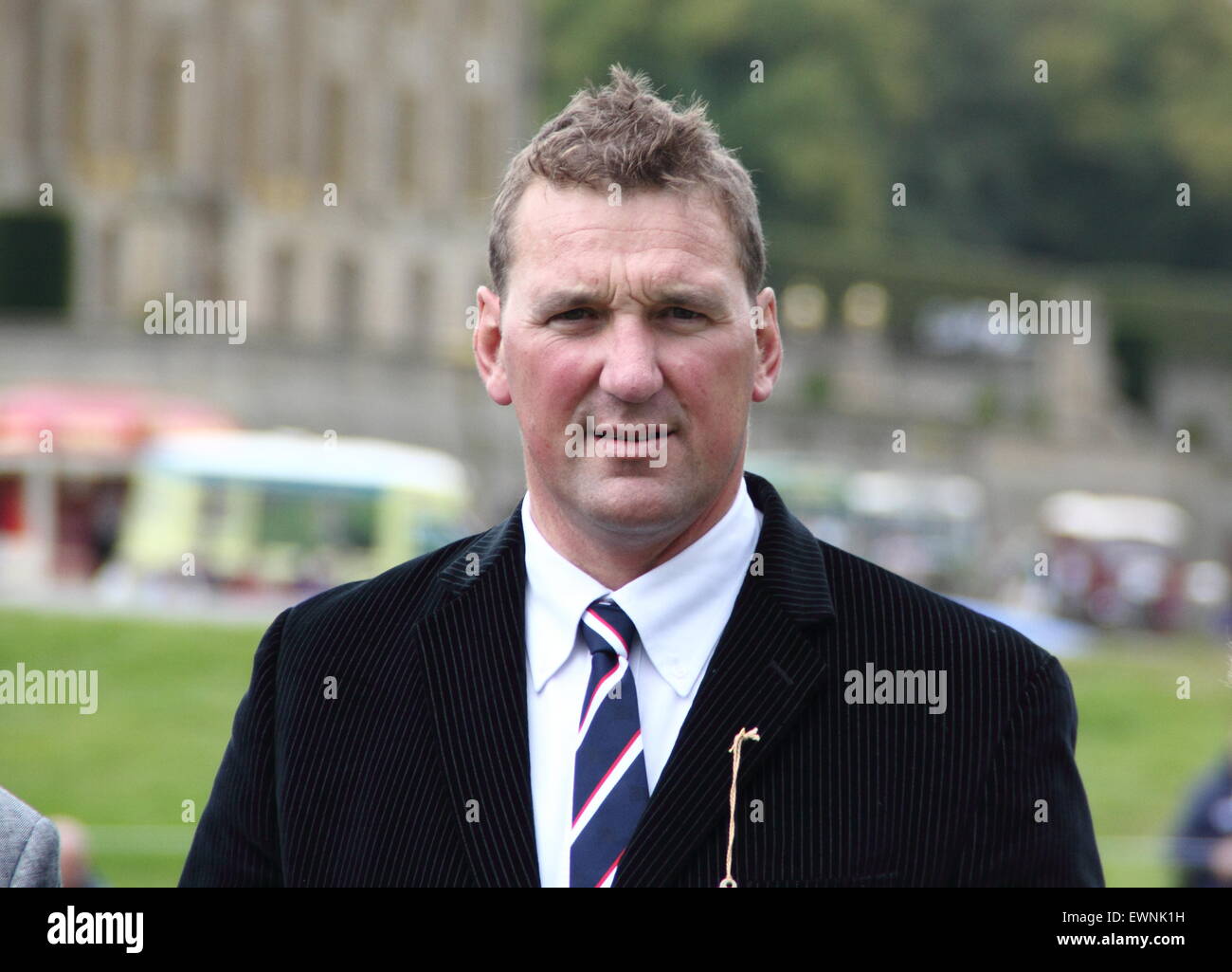 Olympiasieger und Weltmeister in Rudern, Matthew Pinsent dient im President in Chatsworth Country Fair, Derbyshire England UK - 2014 Stockfoto