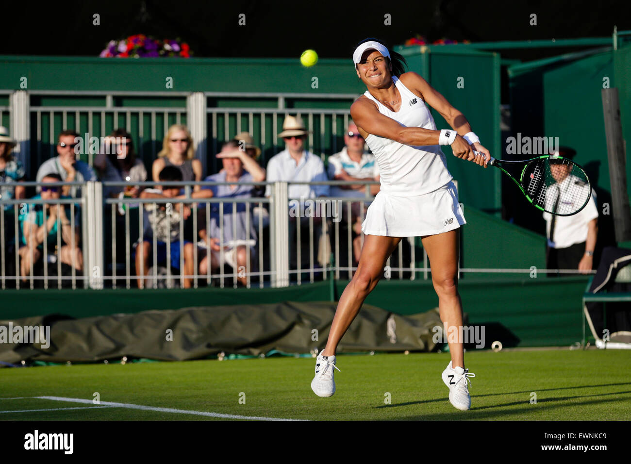 Wimbledon, Großbritannien. 29. Juni 2015. Das Tennisturnier von Wimbledon. Damen Einzel erstes Vorrundenspiel zwischen 30 Sekunden Samen Caroline Garcia (FRA) &amp; Heather Watson (GBR). Heather Watson in Aktion © Action Plus Sport/Alamy Live News Stockfoto