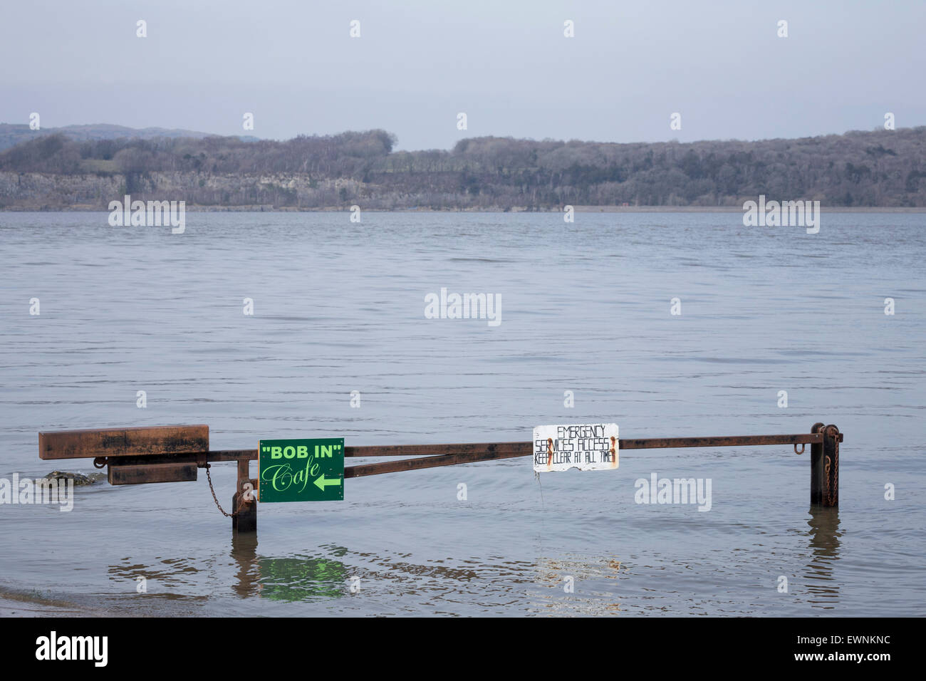 Flut auf dem Weg zur neuen Scheunen in der Nähe von Arnside, Cumbria. Stockfoto