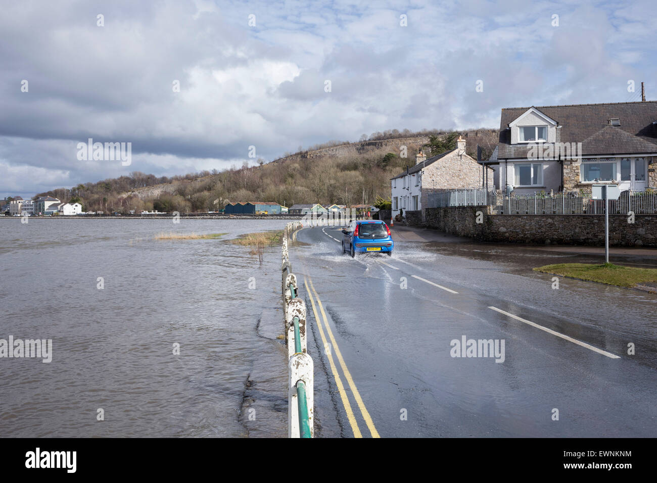 Flut über die Straße am Sandside an der Mündung der Kent, Cumbria. Stockfoto
