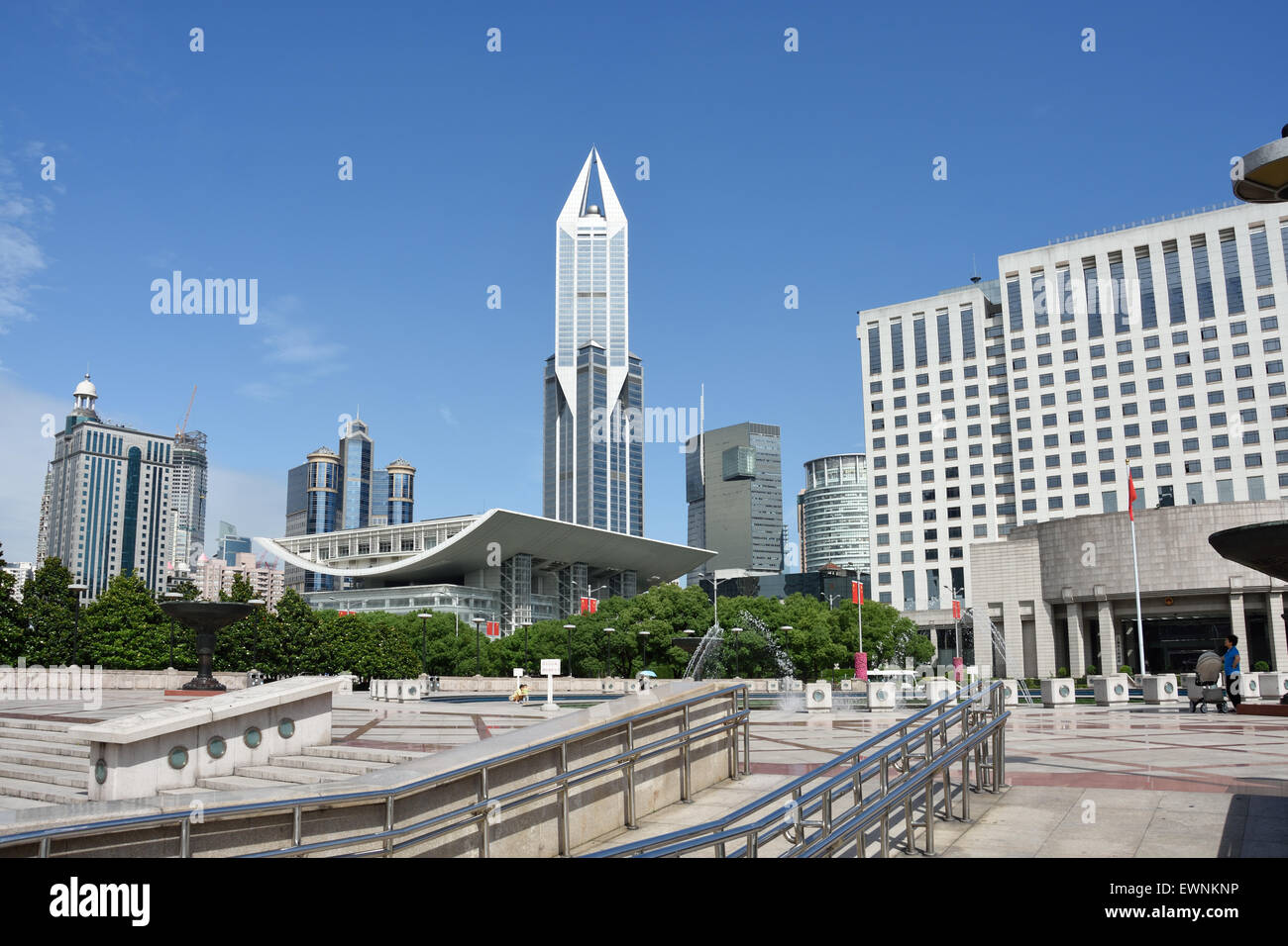 Brunnen mit Menschen und Kindern auf Peoples Square städtische Regierung Gebäude Gemeinde in Shanghai Skyline Stadt Stockfoto