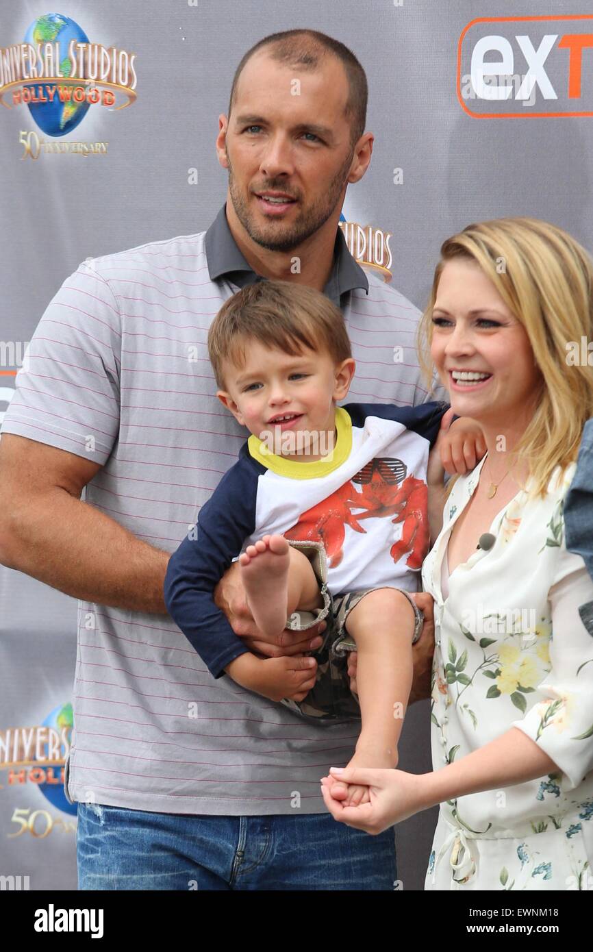 Melissa Joan Hart erscheint auf Extra mit: Melissa Joan Hart, Mark Wilkerson, Tucker Wilkerson wo: Los Angeles, California, Vereinigte Staaten von Amerika bei: 23. April 2015 Stockfoto