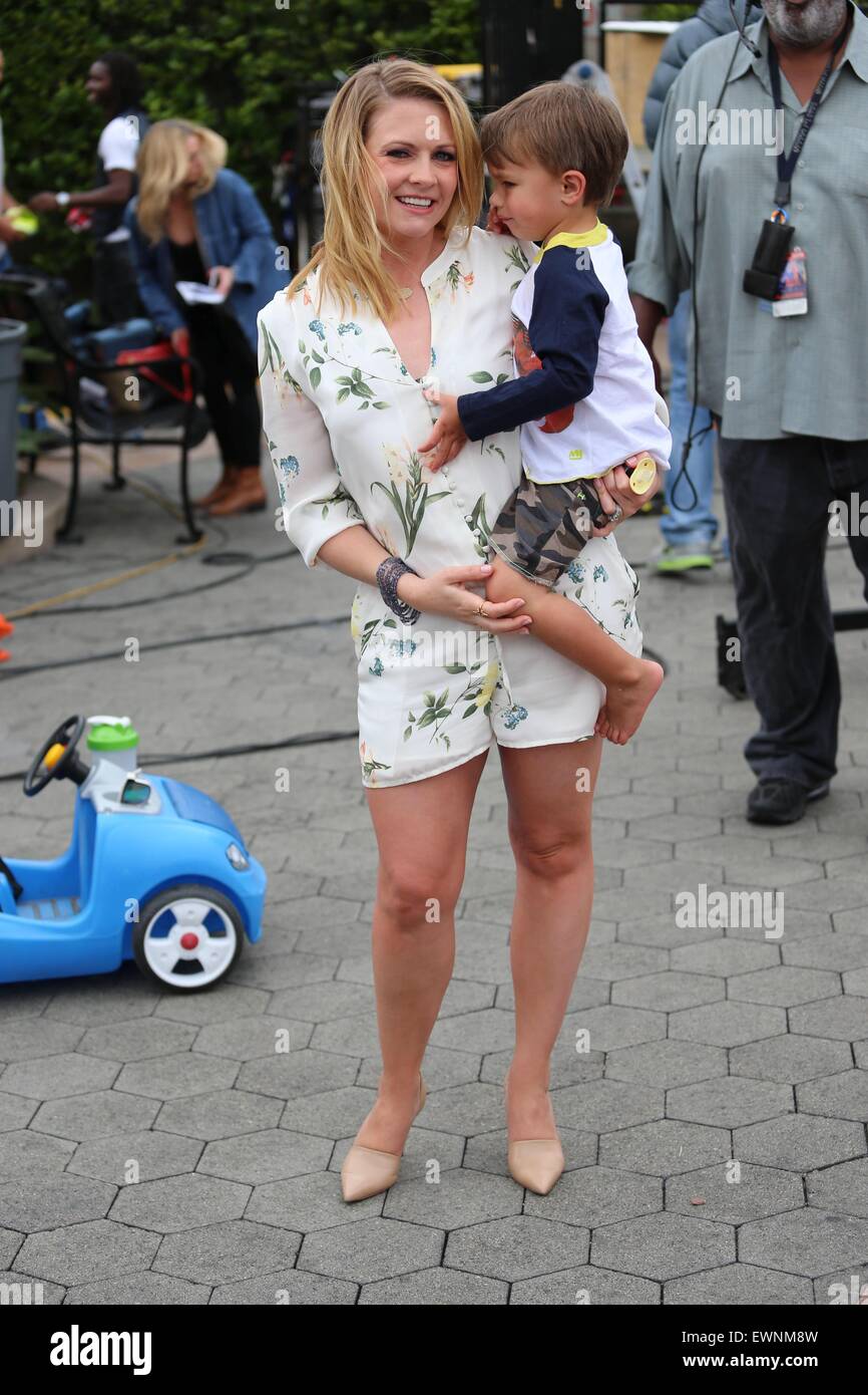 Melissa Joan Hart erscheint auf Extra mit: Melissa Joan Hart, Tucker Wilkerson wo: Los Angeles, California, Vereinigte Staaten von Amerika bei: 23. April 2015 Stockfoto