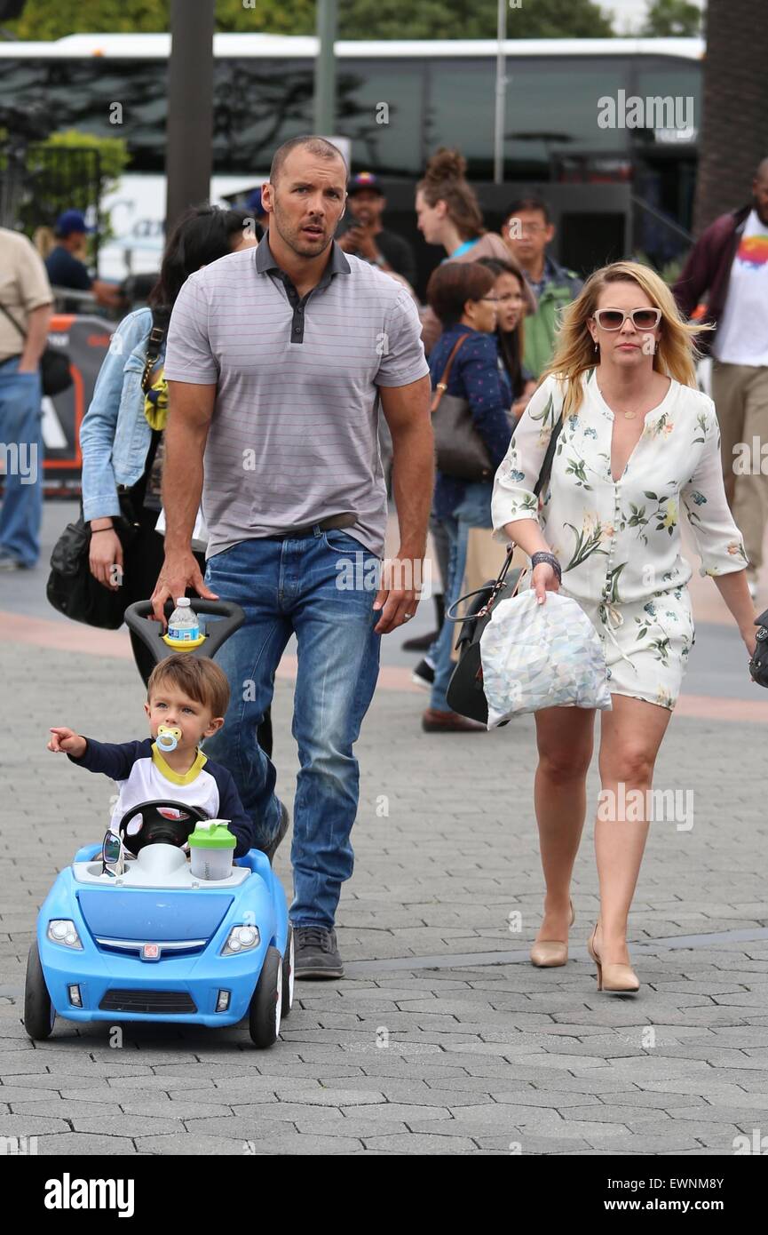 Melissa Joan Hart erscheint auf Extra mit: Melissa Joan Hart, Mark Wilkerson, Tucker Wilkerson wo: Los Angeles, California, Vereinigte Staaten von Amerika bei: 23. April 2015 Stockfoto