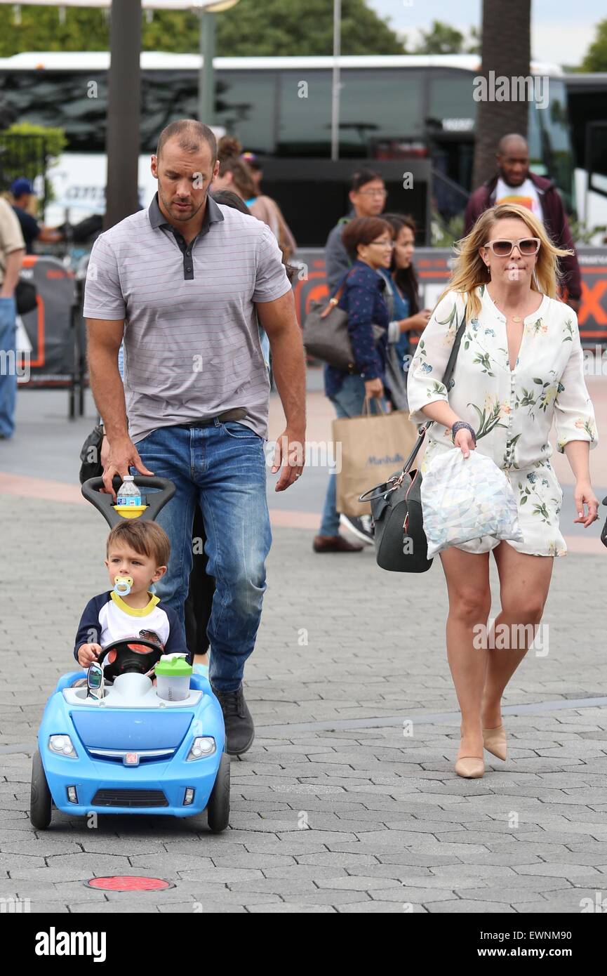Melissa Joan Hart erscheint auf Extra mit: Melissa Joan Hart, Mark Wilkerson, Tucker Wilkerson wo: Los Angeles, California, Vereinigte Staaten von Amerika bei: 23. April 2015 Stockfoto