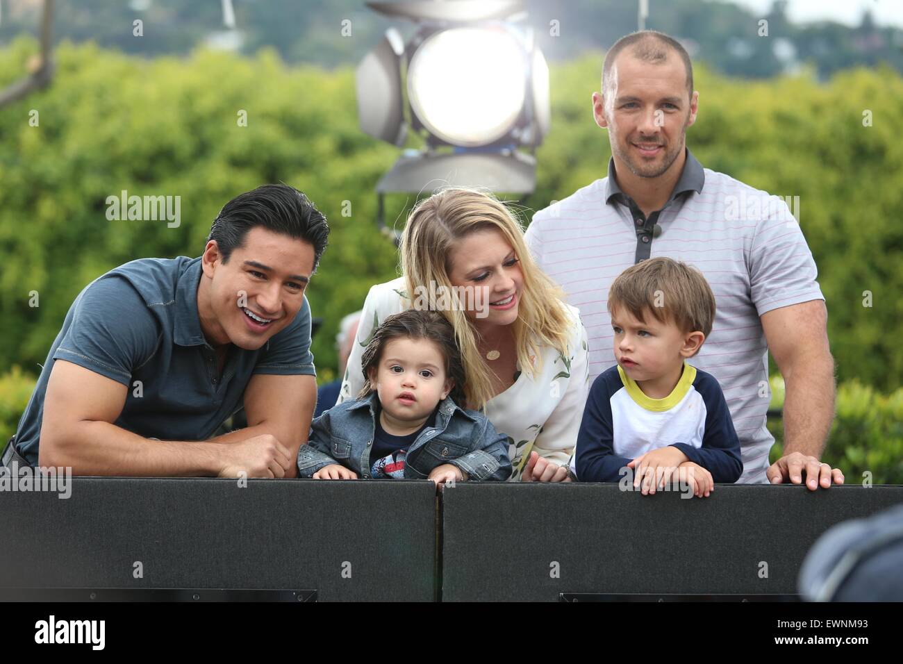 Melissa Joan Hart erscheint auf Extra mit: Melissa Joan Hart, Mark Wilkerson, Tucker Wilkerson, Mario Lopez, Dominic Lopez Where: Los Angeles, California, Vereinigte Staaten von Amerika bei: 23. April 2015 Stockfoto