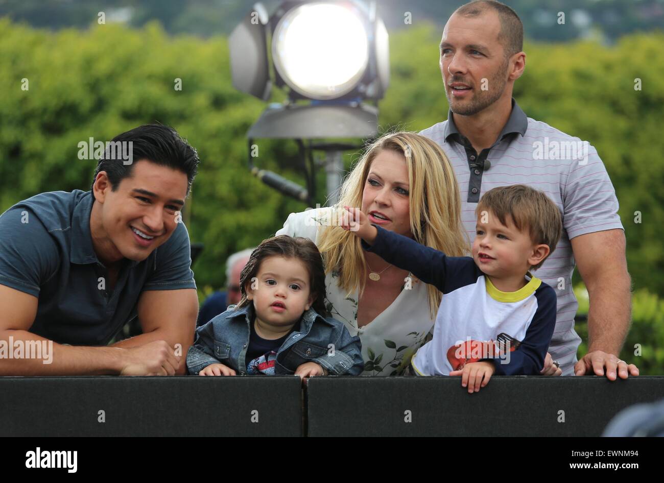 Melissa Joan Hart erscheint auf Extra mit: Melissa Joan Hart, Mark Wilkerson, Tucker Wilkerson, Mario Lopez, Dominic Lopez Where: Los Angeles, California, Vereinigte Staaten von Amerika bei: 23. April 2015 Stockfoto
