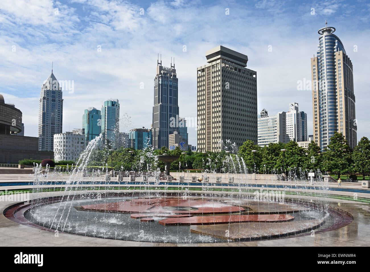 Brunnen mit Menschen und Kindern auf Peoples Square städtische Regierung Gebäude Gemeinde in Shanghai Skyline Stadt Stockfoto