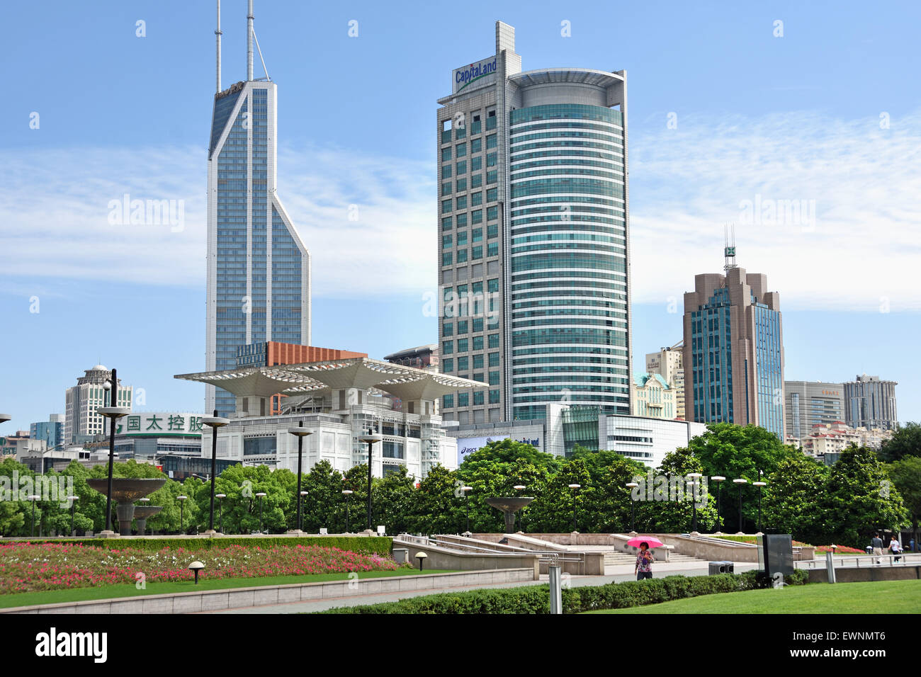 Brunnen mit Menschen und Kindern, Volksplatz, Gemeinderegierungsgebäude, Stadtverwaltung Shanghai, China Skyline City Stockfoto