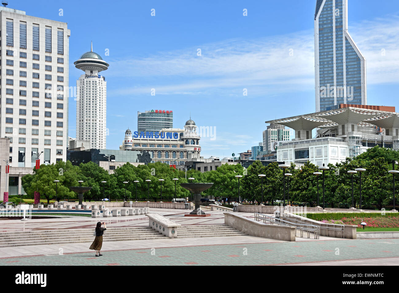 Brunnen mit Menschen und Kindern, Volksplatz, Gemeinderegierungsgebäude, Stadtverwaltung Shanghai, China Skyline City Stockfoto