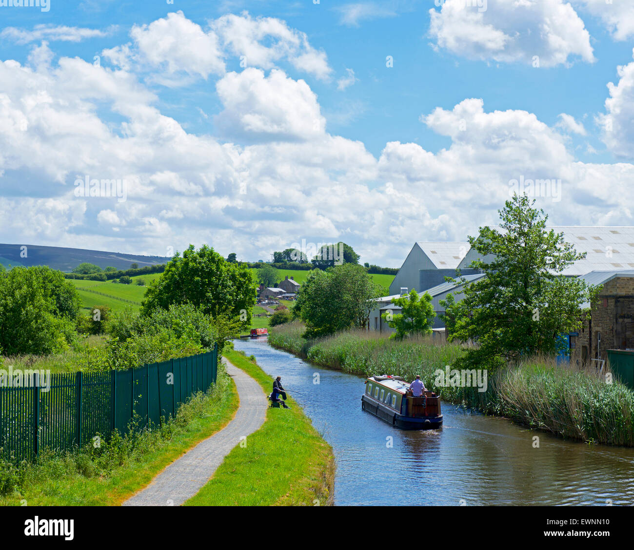 Narrowboat und Angler auf der Leeds and Liverpool Canal in der Nähe von Barnoldswick, Lancashire, England UK Stockfoto