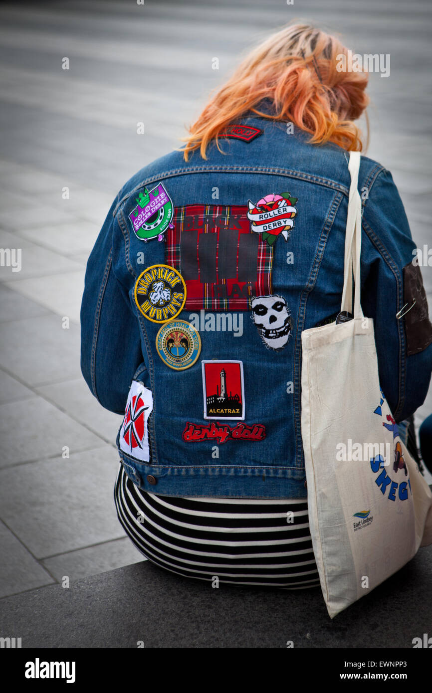 Punk-Mädchen mit Patches auf Jeansjacke Stockfotografie - Alamy