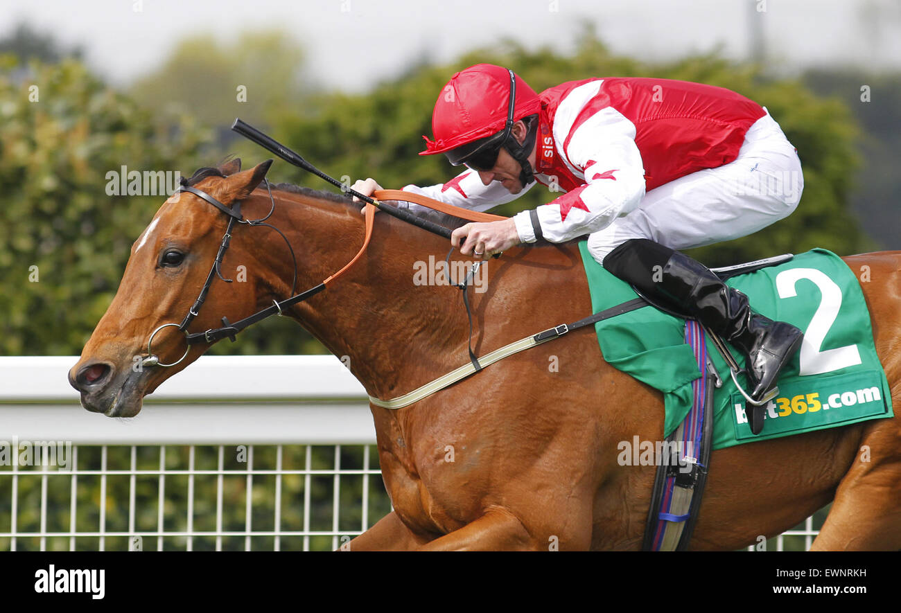 Daniel Tudhope Reiten benutzerdefinierte schneiden gewinnen die bet365-Meile (Gruppe 2) in Sandown Park, Esher mit: Daniel Tudhope, benutzerdefinierte schneiden wo: Esher, United Kingdom bei: 24. April 2015 Stockfoto