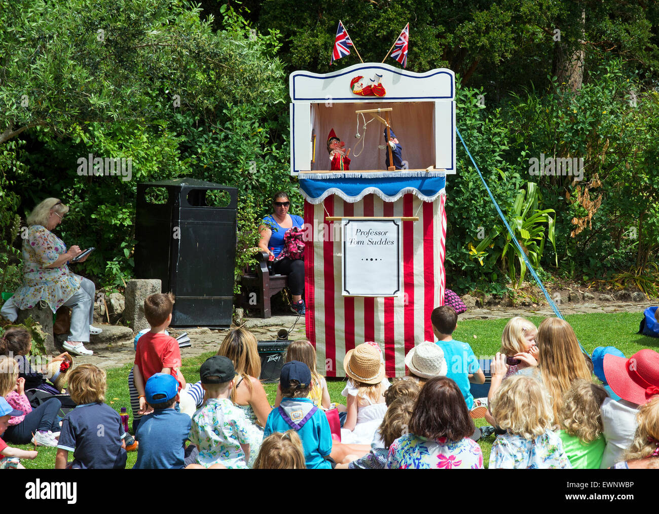 Kinder beobachten ein traditioneller Punch & Judy show in Penzance in Cornwall, Großbritannien Stockfoto