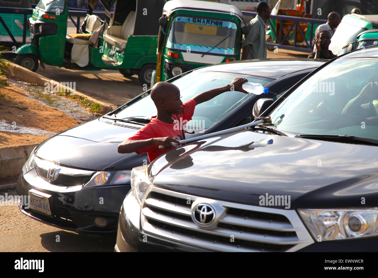 Teenager-Auto-Waschanlagen in Nigeria vor allem in Abuja ist es phänomenal Geschäft in mitten auf der Straße. Stockfoto