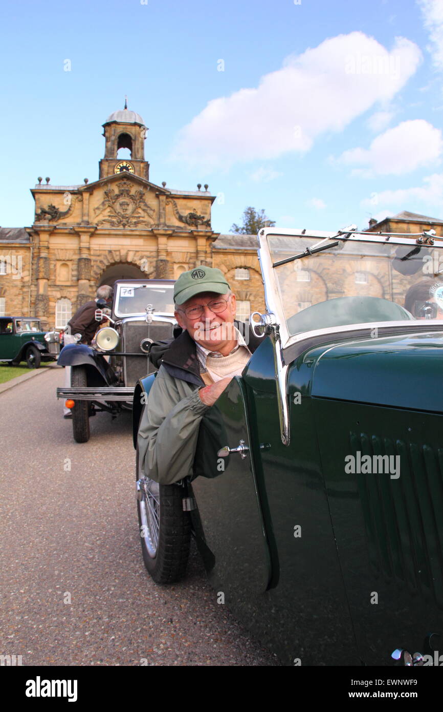 Oldtimer-Fans nehmen Sie Teil an einer Rallye in Chatsworth Country Fair, Chatsworth House Derbyshire England UK Stockfoto