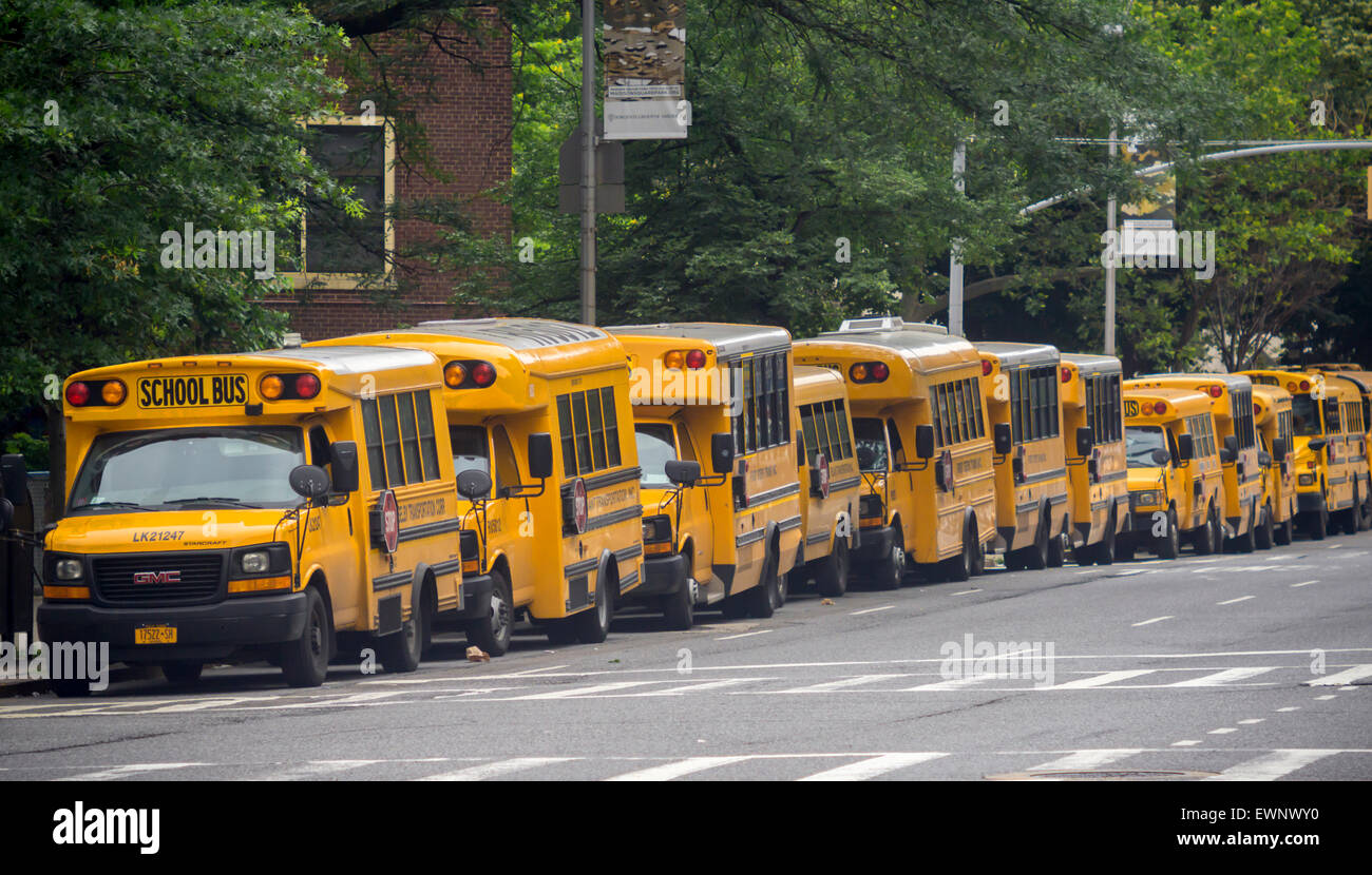 Schulbusse warten auf die Entlassung der Passagiere sind außerhalb einer Grundschule im New Yorker Stadtteil Chelsea auf Freitag, 26. Juni 2015 geparkt. Heute ist der letzte Tag der Schule für die New York Public Schülerinnen und Schüler und ist ein halben Tag.  (© Richard B. Levine) Stockfoto