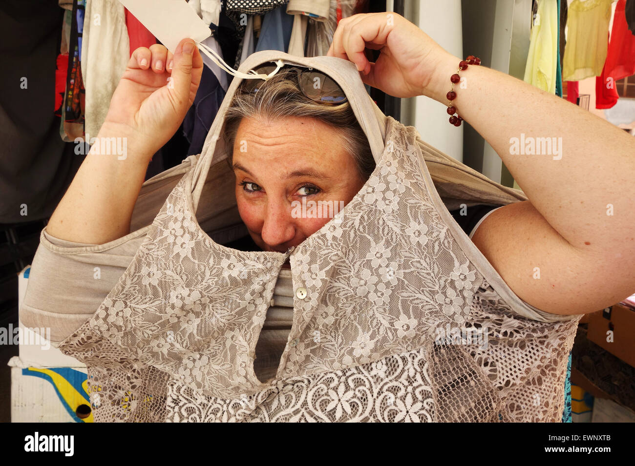 Frau am Markt, leeren Preisschild auf Kleid kaufen Stockfoto