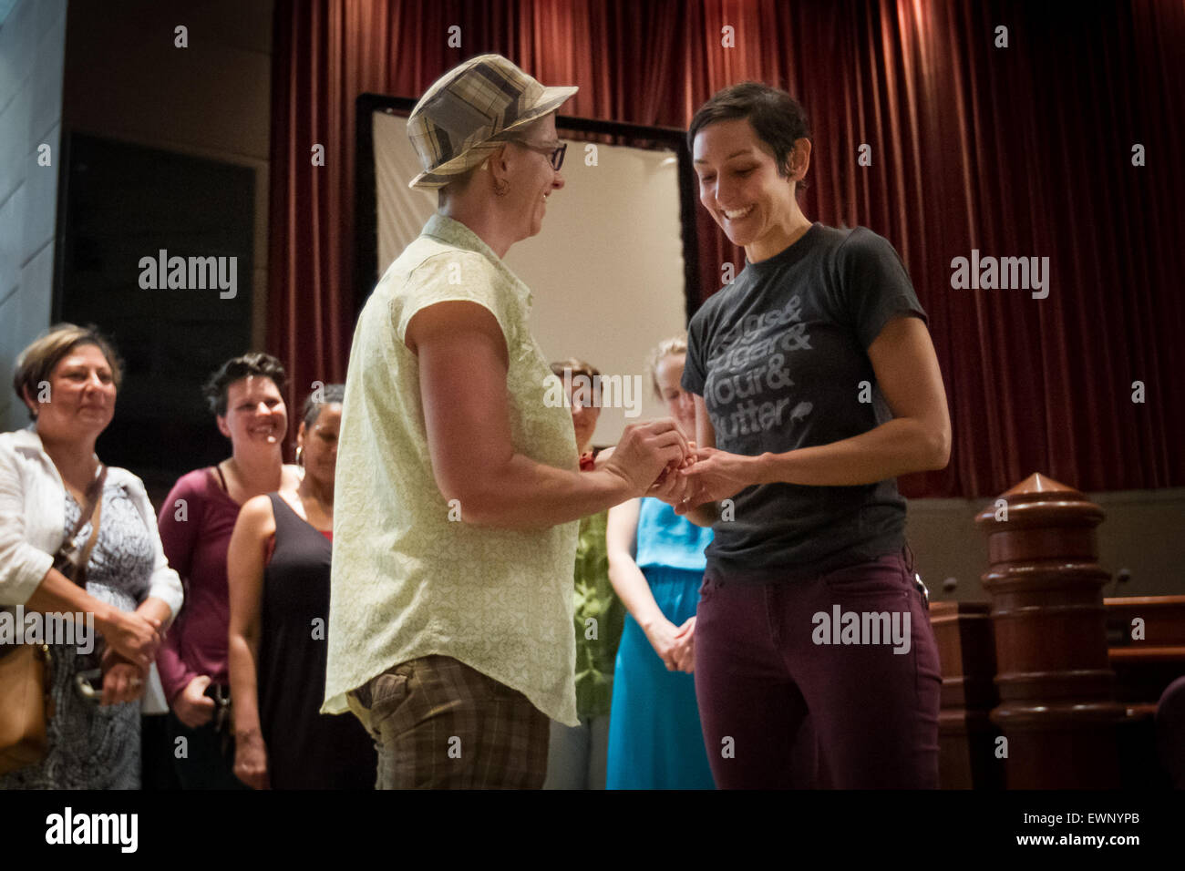 Catherine Simonsen (Hut und Shorts) und Laura Rivera wechseln geliehenen Ringe während Homosexuell Hochzeit im Fulton County Govt Building. Stockfoto