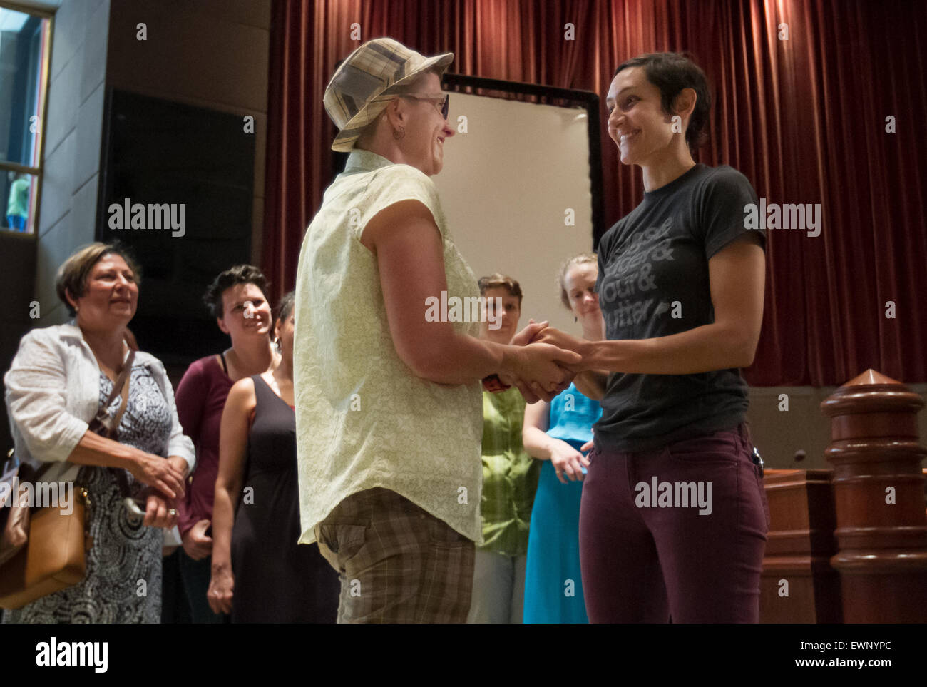 Austausch von Catherine Simonsen (Hut und Shorts) und Laura Rivera Ringe, die sie während der Masse Homosexuell Hochzeit von Freunden ausgeliehen. Stockfoto