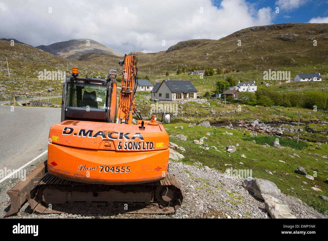 Die North Harris Berge, Isle of Harris, äußeren Hebriden, Schottland, mit Landwirtschaft Häuser und ein Bagger Stockfoto