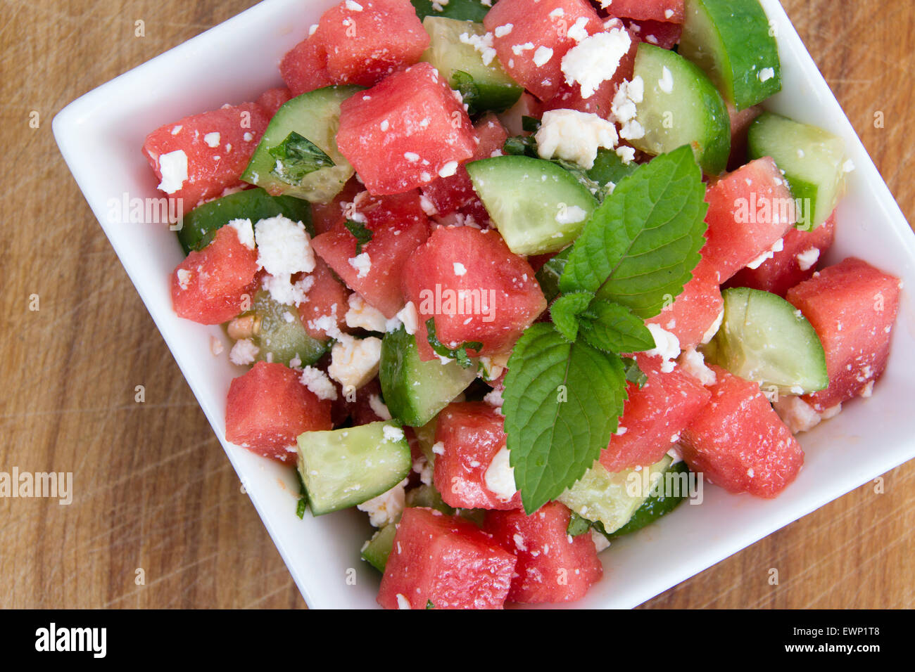 Gesunde frische Wassermelone Salat mit Minze und Gurke Stockfoto