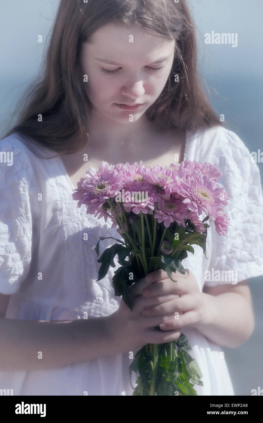 ein Mädchen hält einen Blumenstrauß Stockfoto