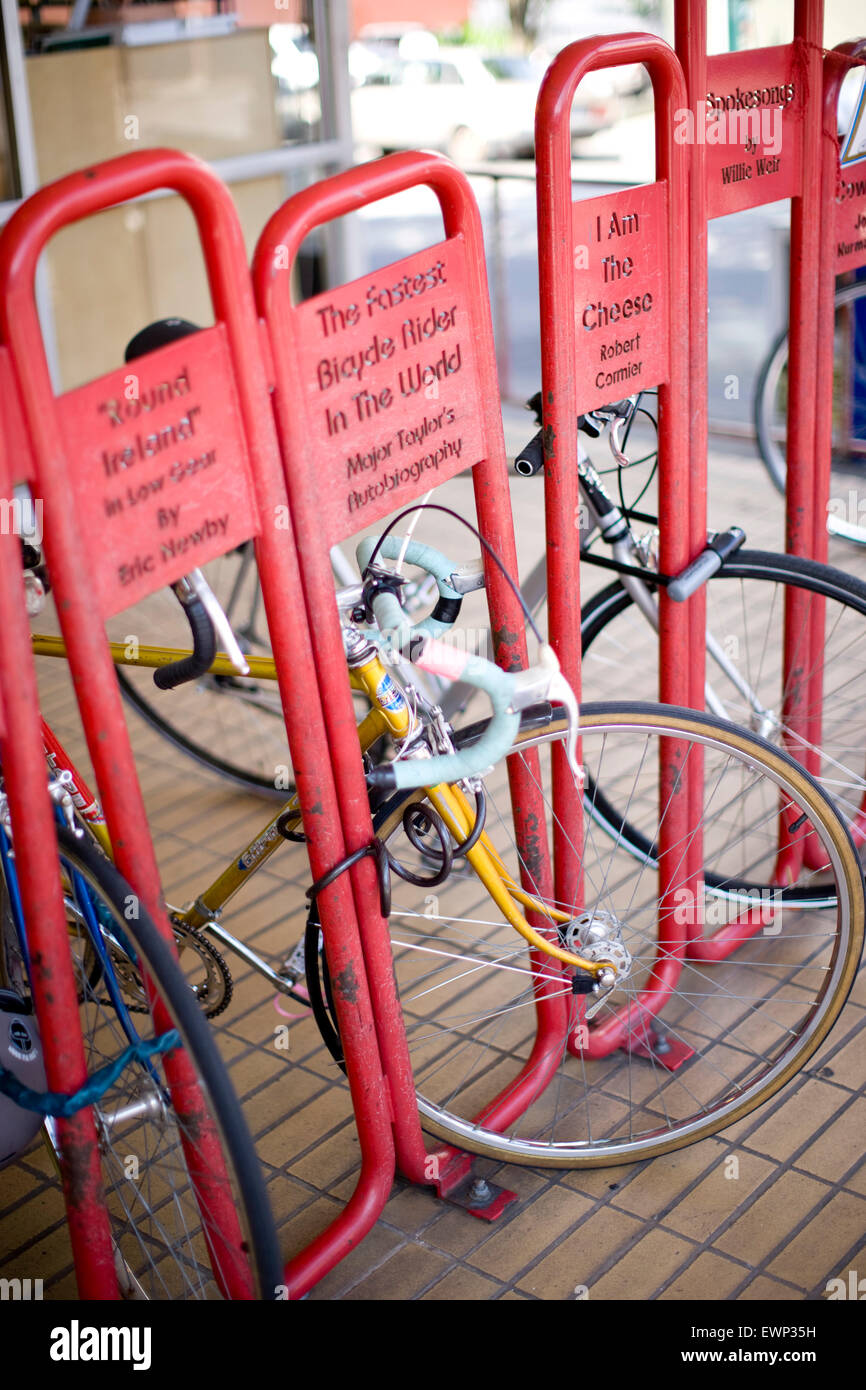 Fahrräder in einem Fahrradständer Stockfoto