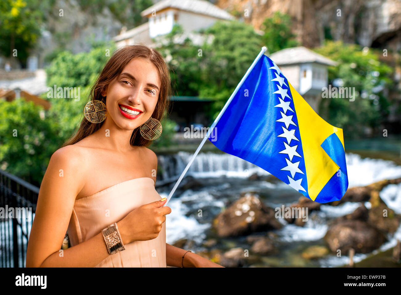 Frau mit bosnischen Flagge in Blagaj Dorf Stockfoto