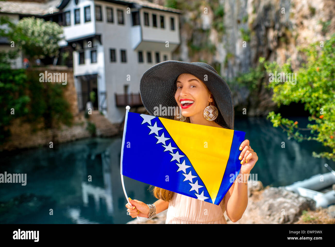 Frau mit bosnischen Flagge in Blagaj Dorf Stockfoto