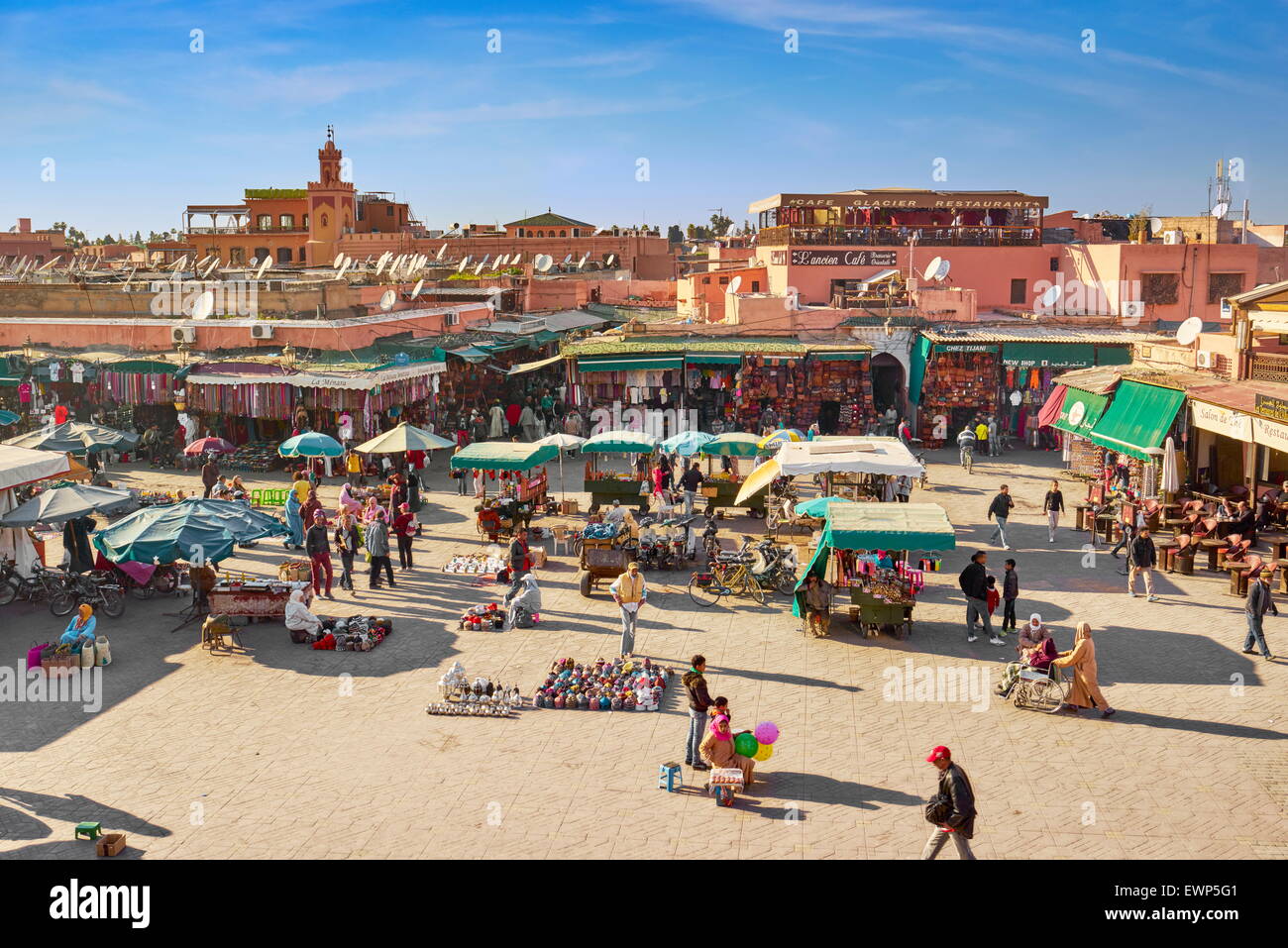 Marrakesch. Jemaa el Fna Platz am frühen Nachmittag. Marokko Stockfoto