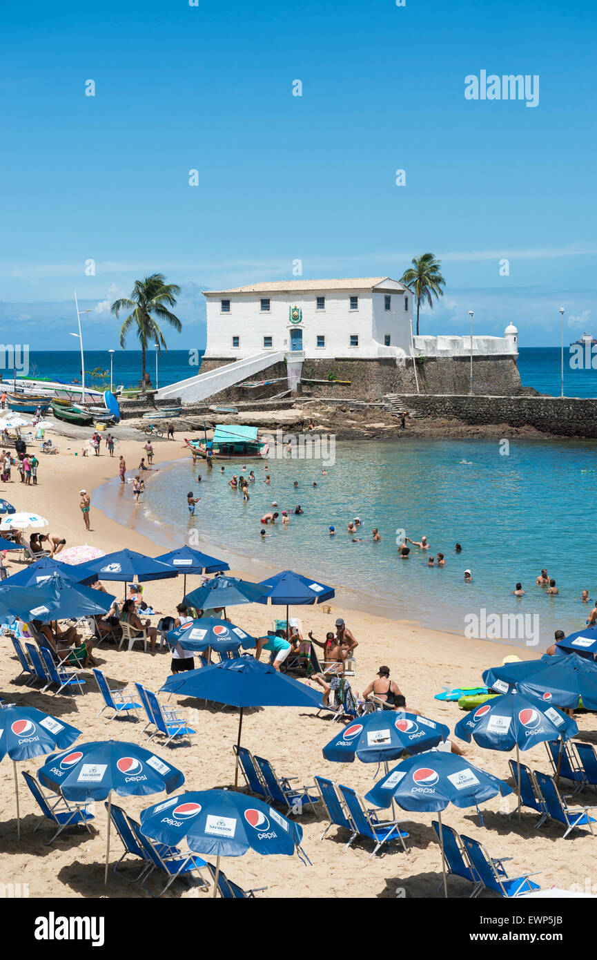 SALVADOR, Brasilien - 13. März 2015: Beachgoers nutzen ruhige See am Strand von Porto da Barra. Stockfoto