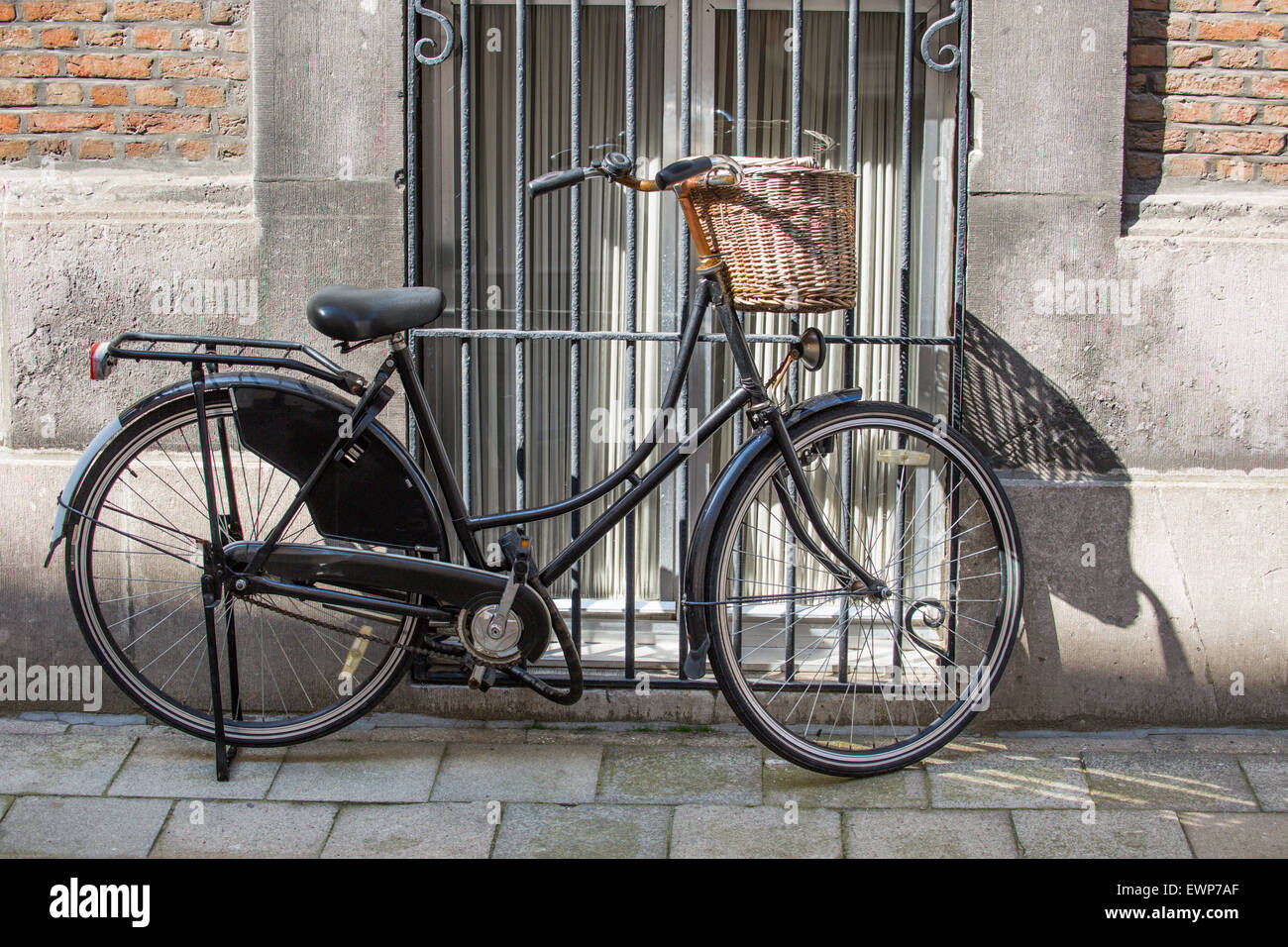 Fahrrad vor Haus in Lier, Belgien Stockfoto