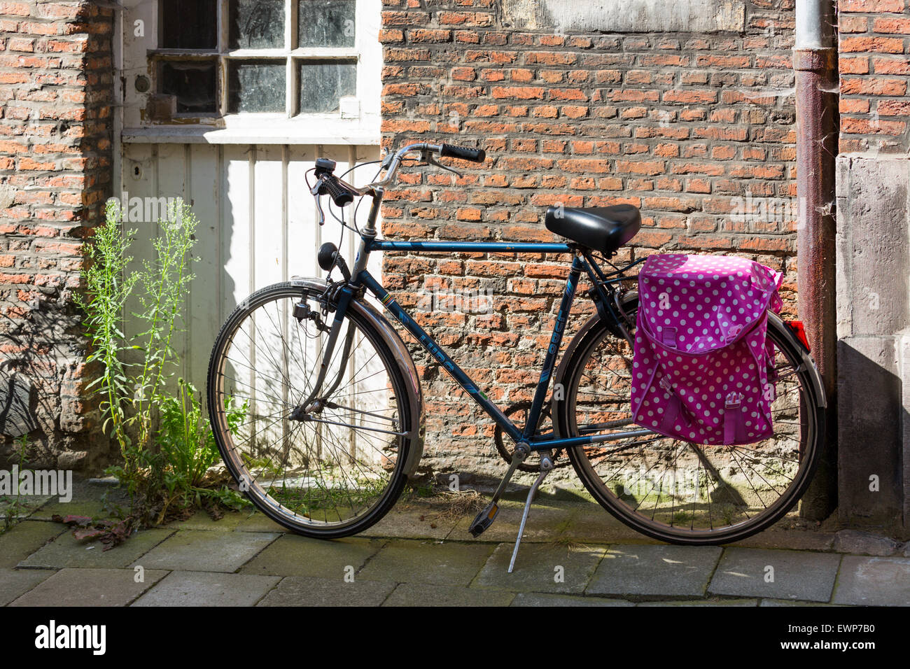 Fahrrad vor Haus in Lier, Belgien Stockfoto