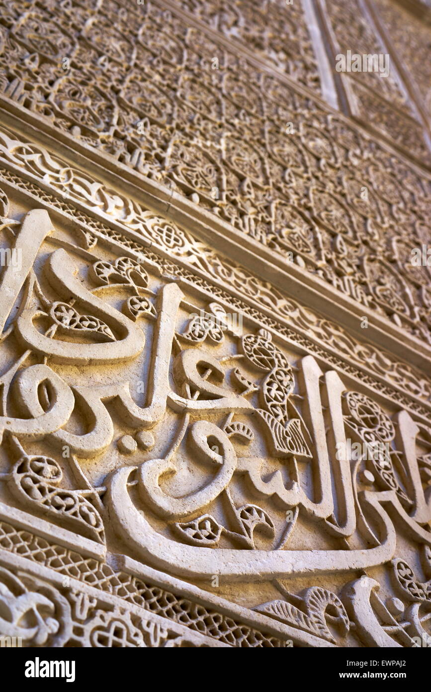 Fes Medina - Medersa Bou Inania, Koranschule. Detail des Zellij kalligraphische Frieses am Hof, Marokko, Afrika Stockfoto