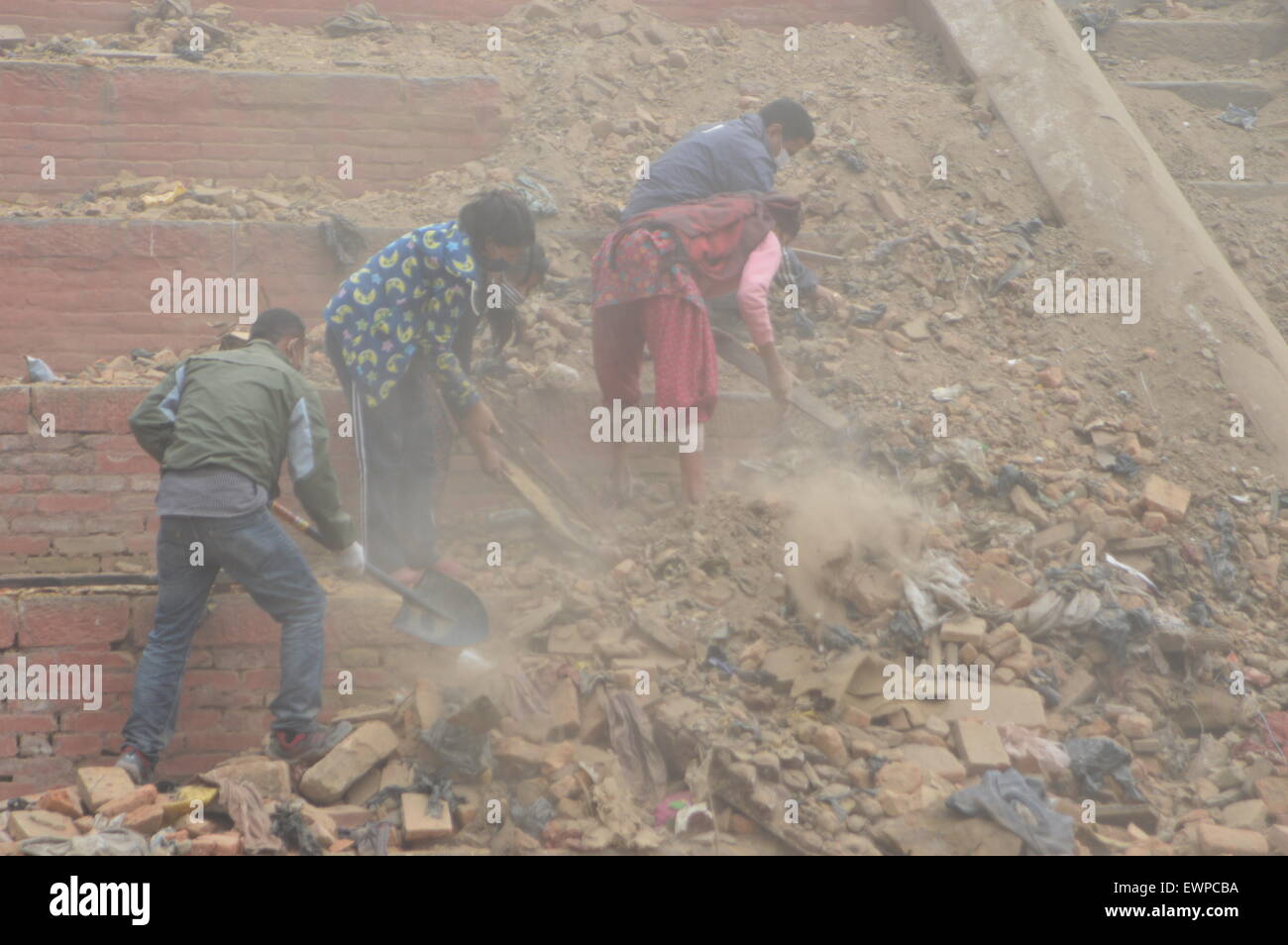 Menschen auf der Suche nach Leichen am Basantpur Durbar Square (der alte König Palastbereich) nach die Erdbeben der Stärke 7,9 Kathmandu am 25. April 2015 getroffen hat das Erdbeben in Nepal (Samstag, 25. April 2015) die Region verwüstet. Die aktuelle Zahl der Todesopfer von 7,9-Beben hat schätzungsweise auf 4.356 gestiegen und Berichte schlagen jetzt zahlen könnte sogar so hoch wie 10.000 zu erreichen. Vereinten Nationen-Koordinatoren in Nepal haben angekündigt, dass 8 Millionen Menschen in 39 Stadtteile - mehr als ein Viertel der Bevölkerung betroffen sind. Von mindestens Leben 2 Millionen Menschen in 11 Bezirke seve Stockfoto