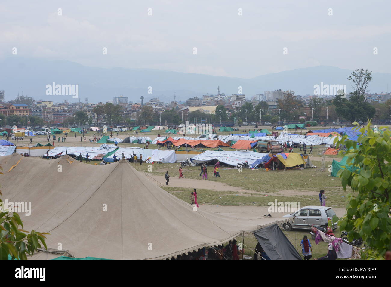 Überlebende der 7.9 Erdbeben, das Kathmandu am 25. April 2015 getroffen Leben in Zelten, die von der nepalesischen Armee an verschiedenen Orten der Freiland-Bereich gemacht.  Das Erdbeben in Nepal (Samstag, 25. April 2015) hat die Region verwüstet. Die aktuelle Zahl der Todesopfer von 7,9-Beben hat schätzungsweise auf 4.356 gestiegen und Berichte schlagen jetzt zahlen könnte sogar so hoch wie 10.000 zu erreichen. Vereinten Nationen-Koordinatoren in Nepal haben angekündigt, dass 8 Millionen Menschen in 39 Stadtteile - mehr als ein Viertel der Bevölkerung betroffen sind. Von mindestens Leben 2 Millionen Menschen in 11 Bezirke se Stockfoto
