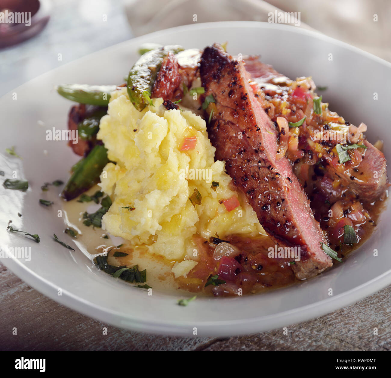 Steak mit Kartoffelbrei und Zuckererbsen Stockfotografie - Alamy