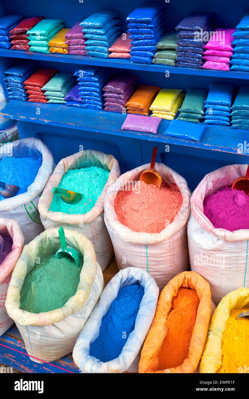 Chefchaouen (Chaouen) ist bekannt für seine Gebäude in Blautönen. Taschen von Pulverlack, natürliche Pigmente oder Farbstoffe zu verkaufen Stockfoto