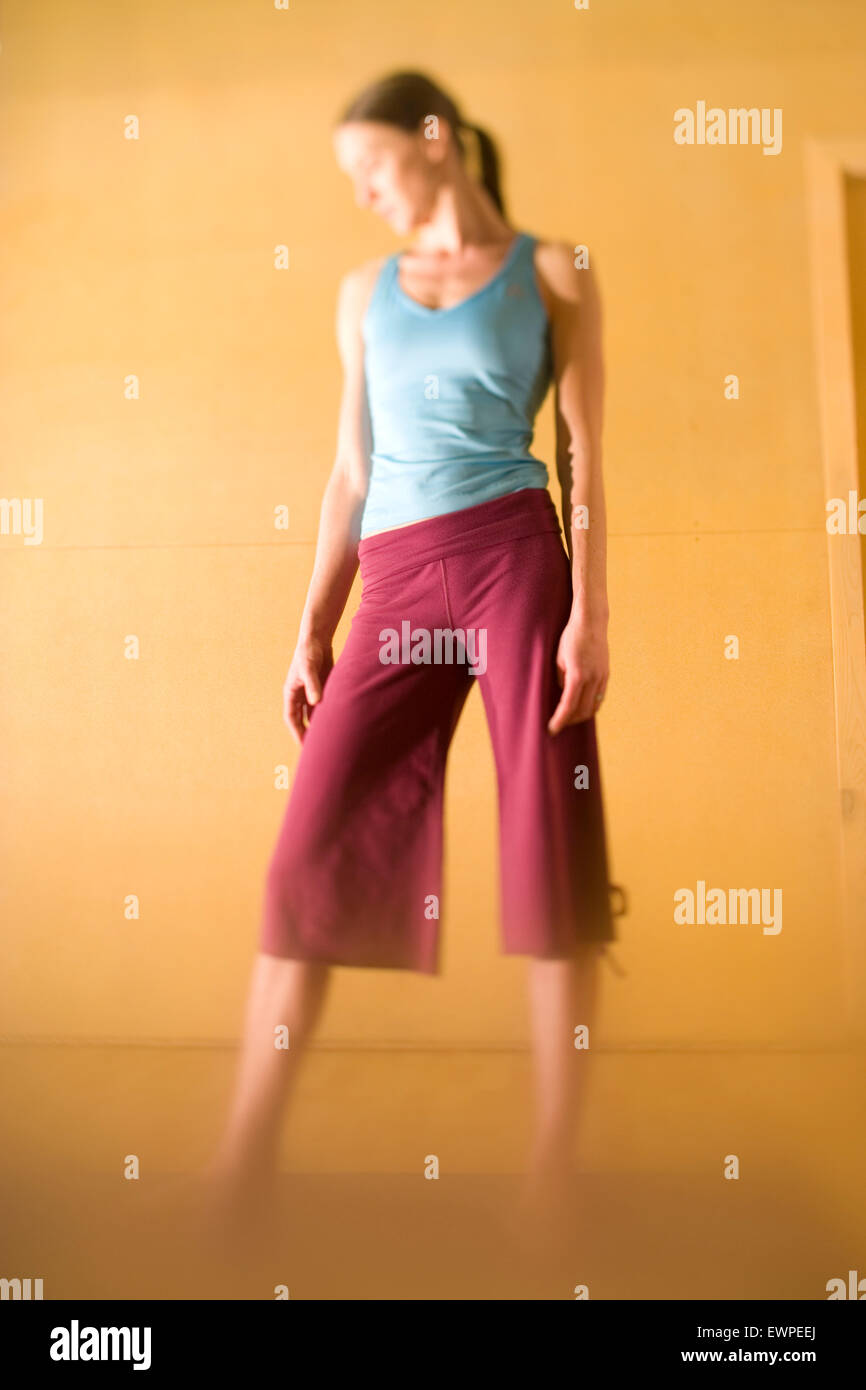 Frau posieren für ein Porträt in personalisierten Workout-Raum Stockfoto