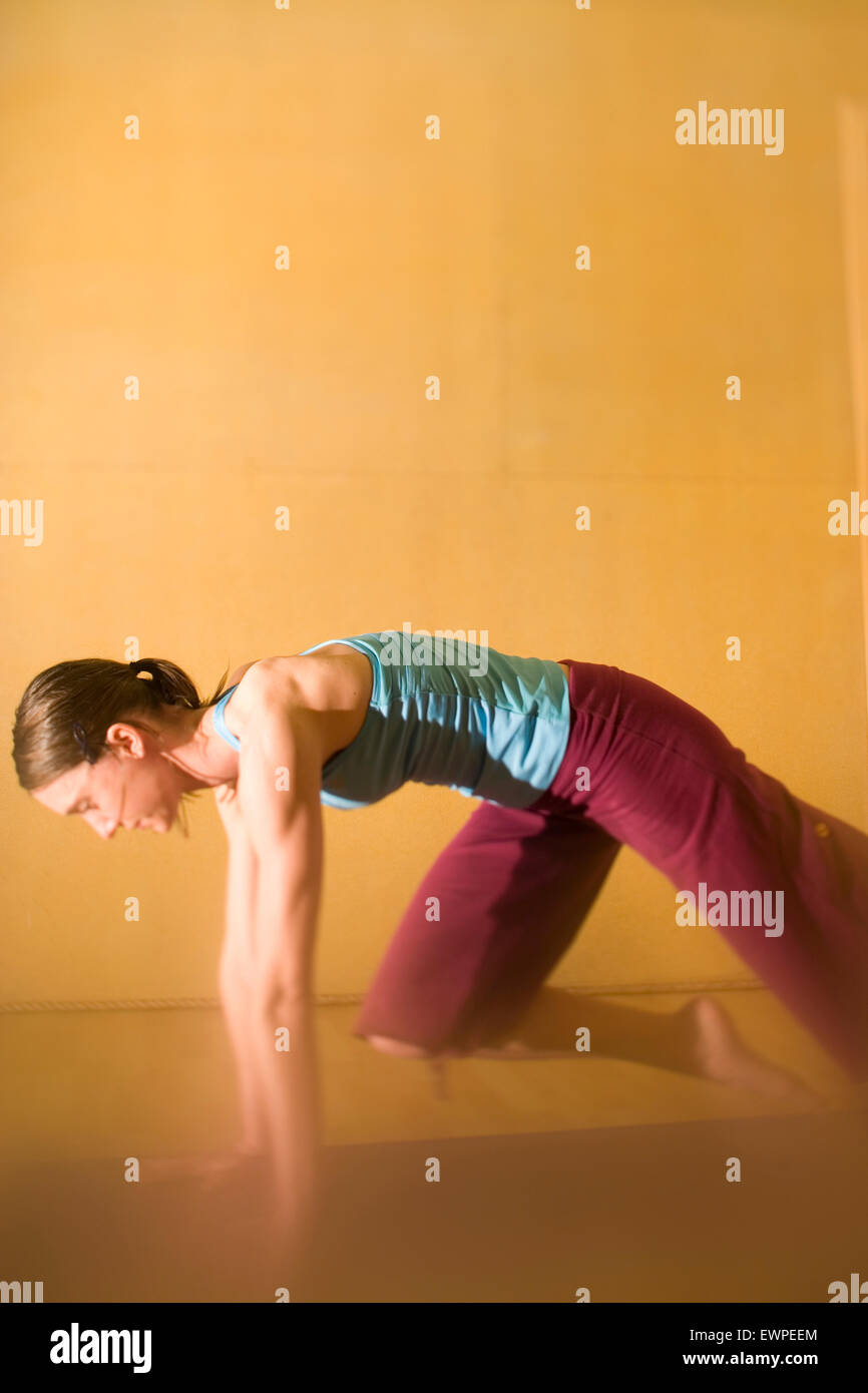 Frau beim Yoga in einem personalisierten studio Stockfoto