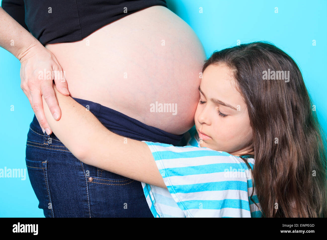 Kind mit Bauch schwanger Stockfoto