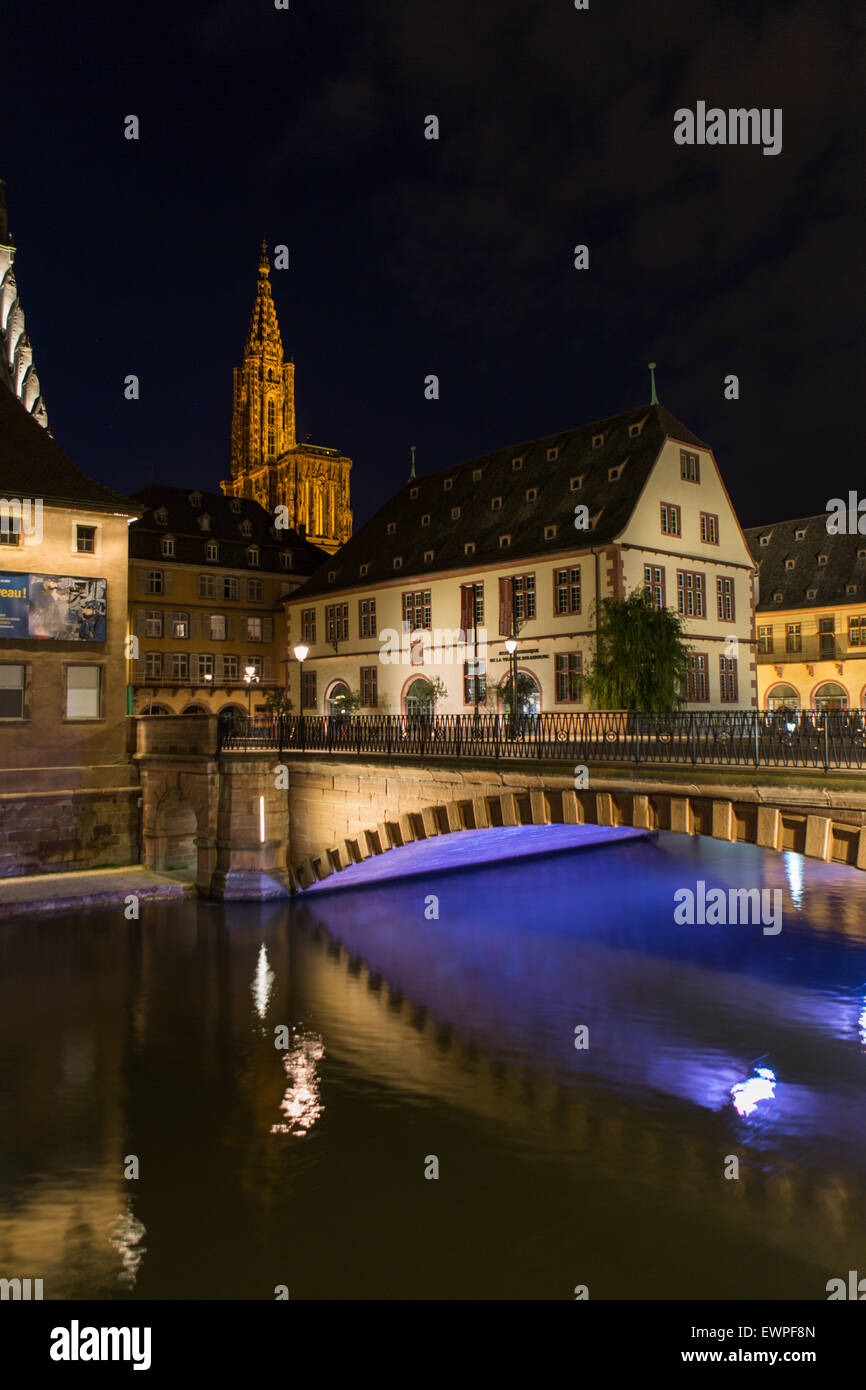 Fluss und Kathedrale Spire in der Nacht, Straßburg, Elsass, Frankreich Stockfoto