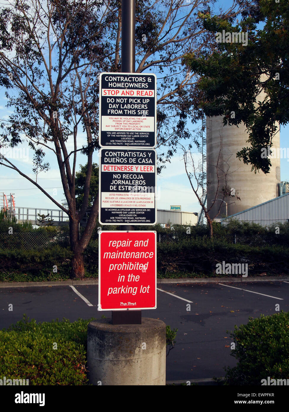 Tagelöhner Auto Reparatur, verbotene Schilder, Einkaufszentrum Parkplatz, Union City, Kalifornien Stockfoto