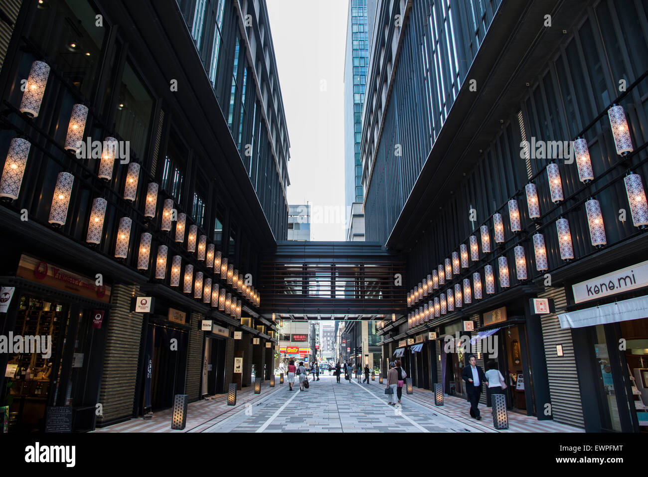 Nakadori Street, zwischen COREDO Muromachi 1 und 2, Nihonbashi, Chuo-Ku, Tokyo, Japan Stockfoto