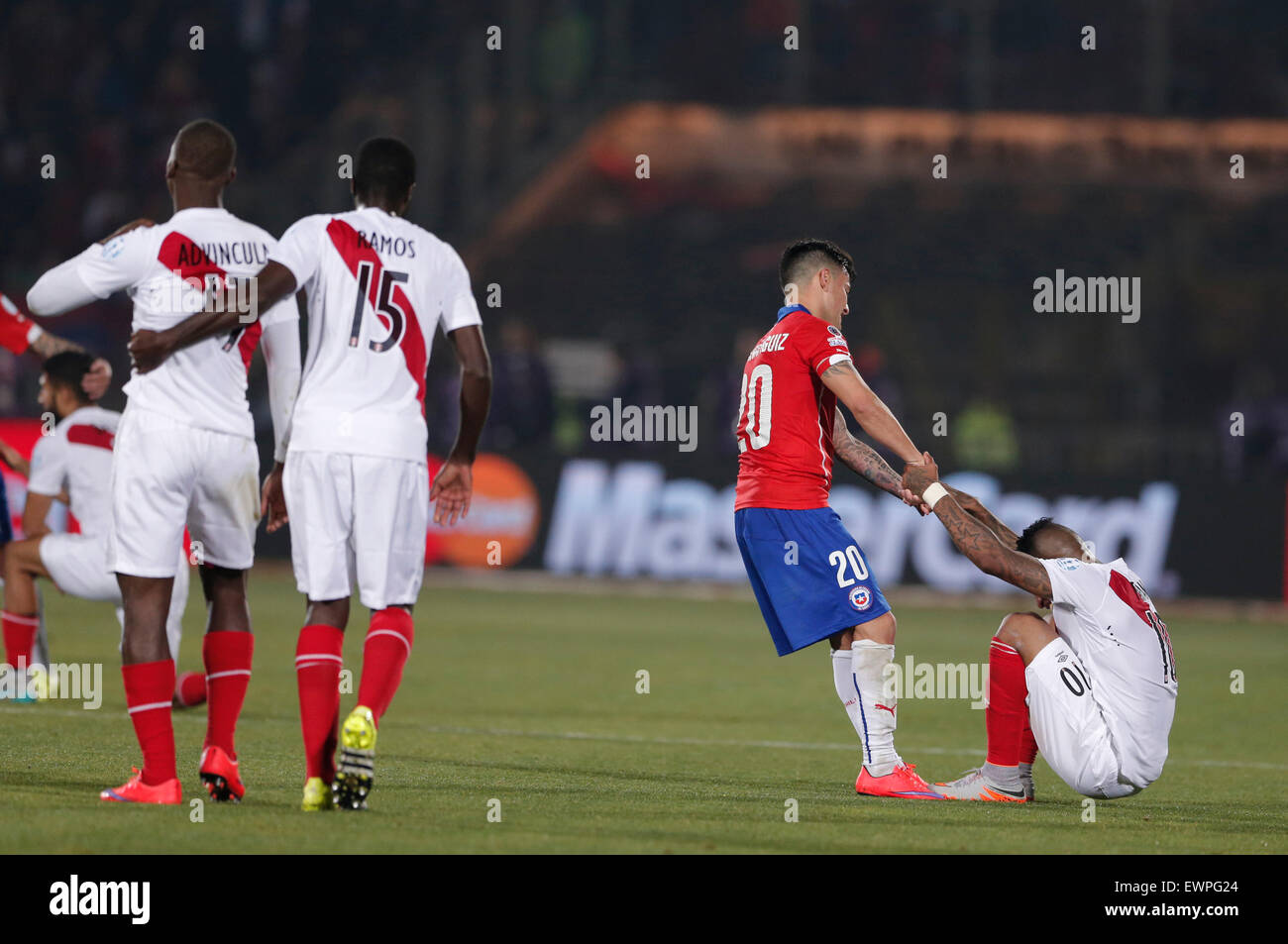 Santiago, Chile. 29. Juni 2015. Charles Aranguiz (2., R) aus Chile hilft Jefferson Farfan (R) aus Peru nach dem Halbfinale Copa Amerika Chile 2015, im Nationalstadion von Santiago de Chile am 29. Juni 2015 statt. Chile gewann 2: 1 Credit: Guillermo Arias/Xinhua/Alamy Live News Stockfoto