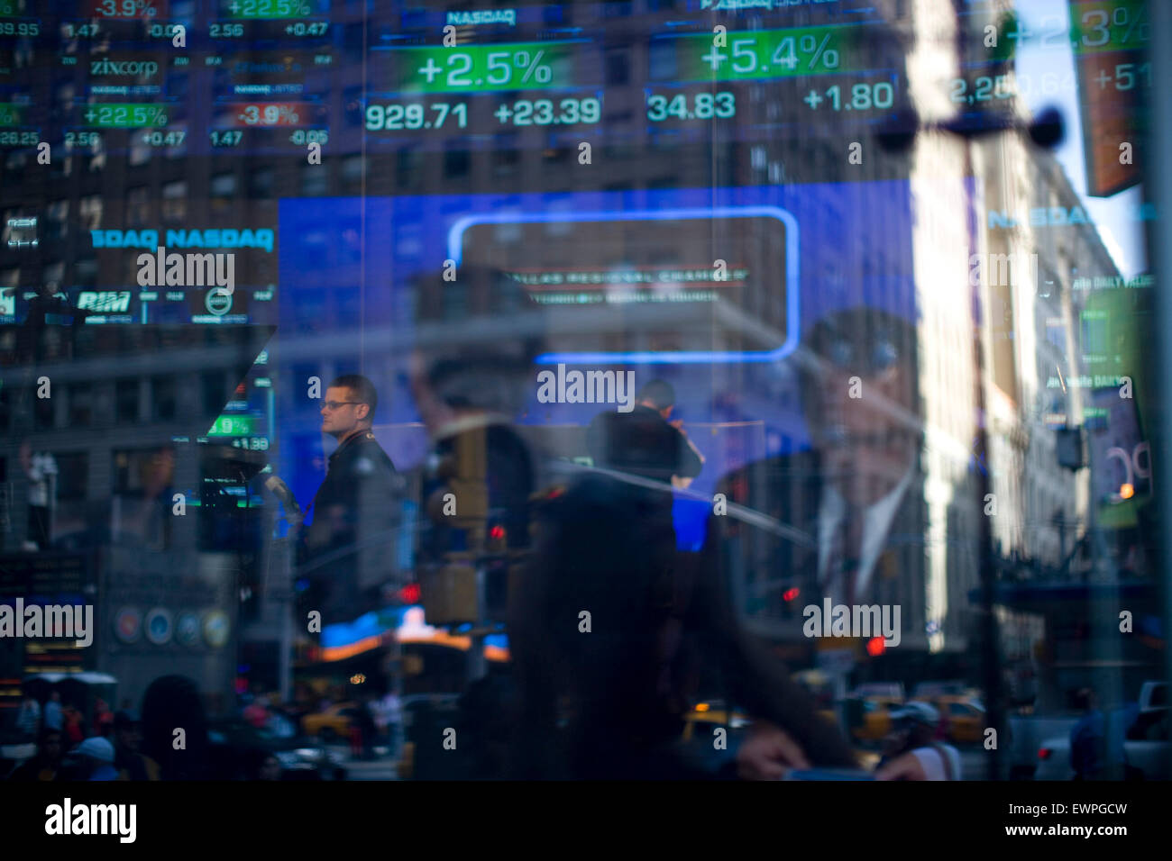Fenster-Reflexion des NASDAQ-Büros in New York City Stockfoto