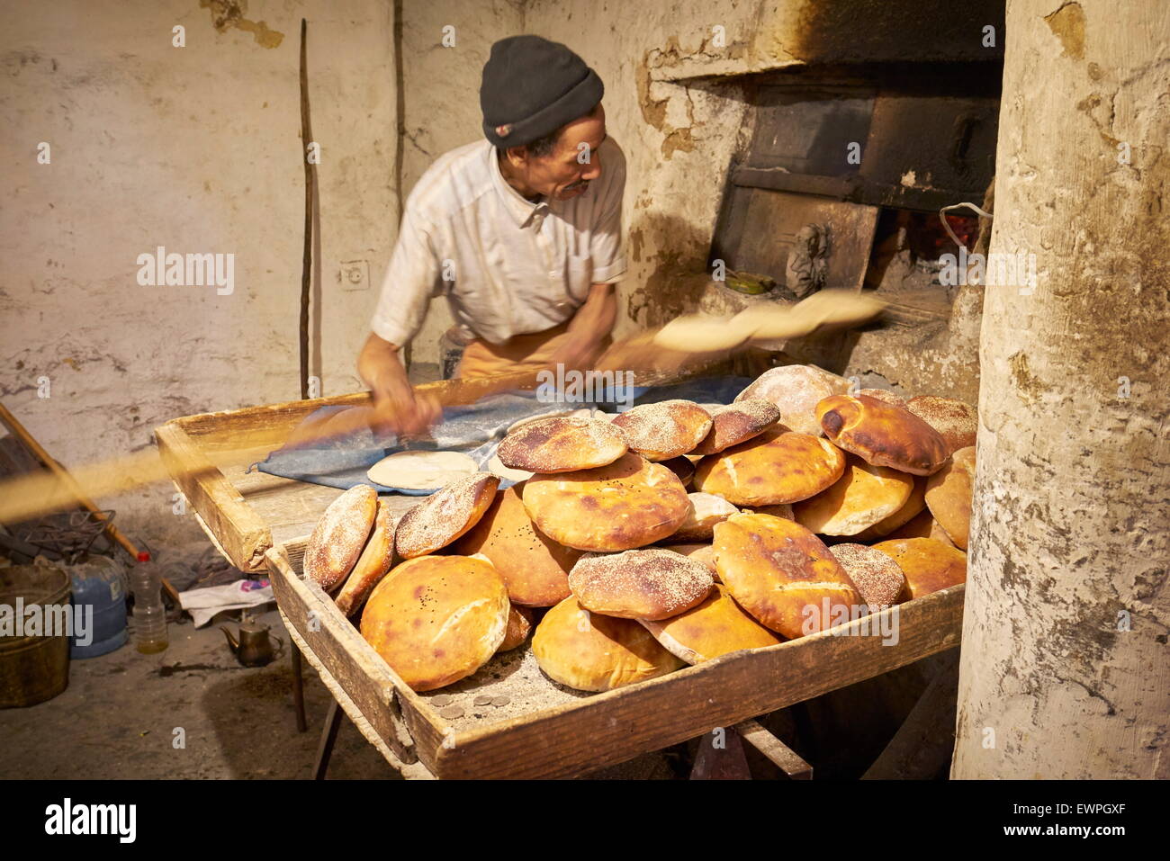 Traditionelles Brot backen, Fes Medina, Marokko Stockfoto
