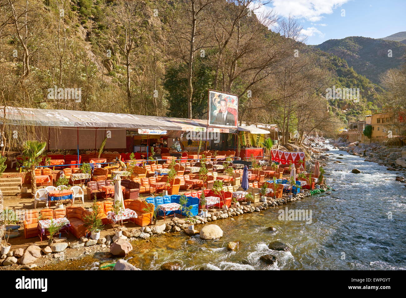 Ourika-Tal. Restaurant am Ufer des Flusses. Marokko Stockfoto