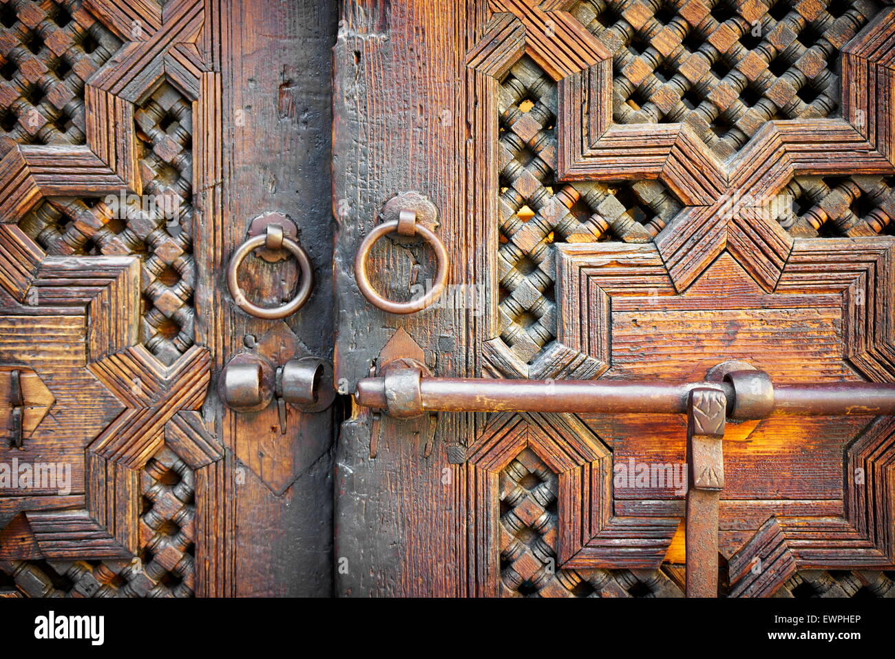 Fez. Historischen Holztür in alten Haus, Medina. Detail der dekorative Verzierung. Marokko, Afrika Stockfoto
